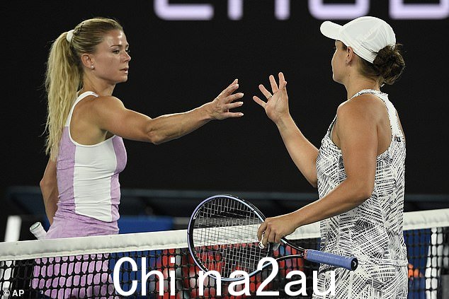 去年澳网第三轮Giorgi(左)以6-2 6-3输给最终冠军Ashleigh Barty(右)
