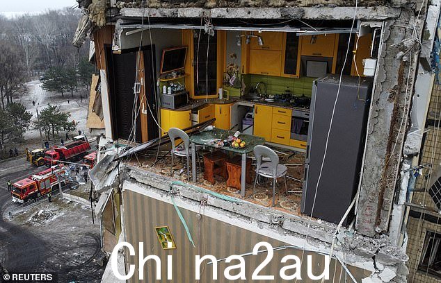 一段令人心碎的视频显示,一位乌克兰父亲在一次残酷的俄罗斯火箭弹袭击中丧生之前与他的女儿们一起庆祝生日。显示他们建筑物受损的照片在网上疯传,公寓楼侧面有一个巨大的爆破孔,露出了这家人内部独特的黄色厨房(如图)