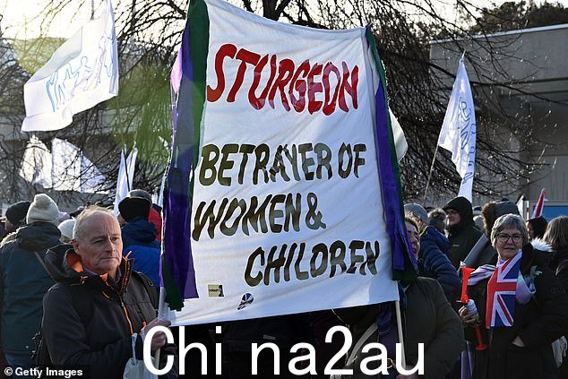 荷里路德通过的措施在苏格兰和英国其他地区引起了很大争议(如图,上周在爱丁堡举行的抗议活动)