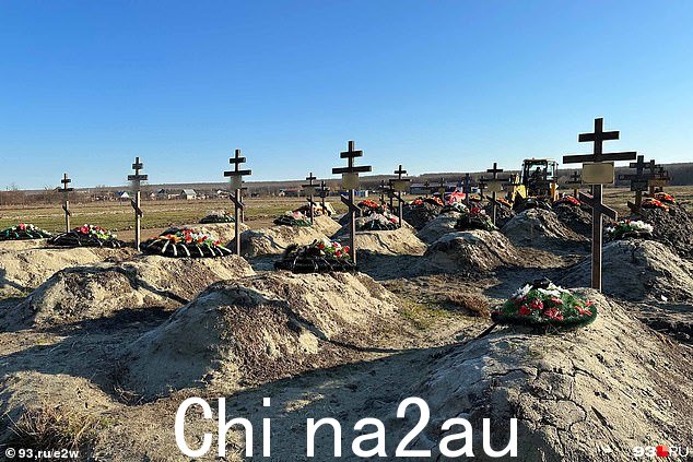 克拉斯诺达尔这个墓地的坟墓被填平后,罪犯 - 从监狱释放加入莫斯科的入侵部队 - 被安葬