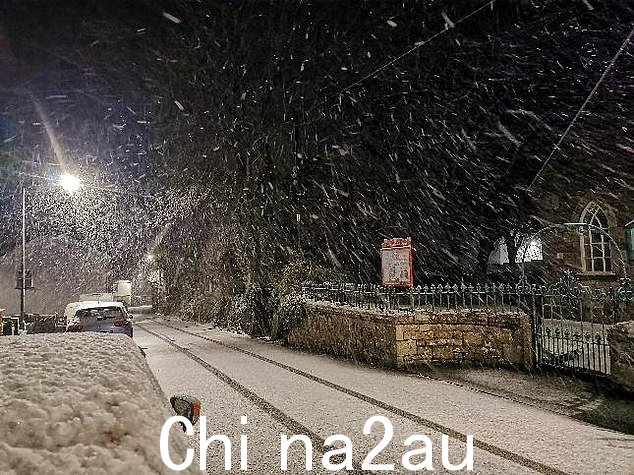Cornwall 一夜之间积雪过多,导致那里的道路中断