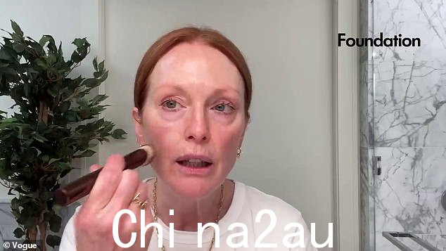 '我十几岁的时候几乎毁了我的眉毛,然后我让它们长出来,然后我又毁了它们,现在它们不会再长了,'她告诉每月时尚和生活方式杂志超过 1250 万的 YouTube 订阅者