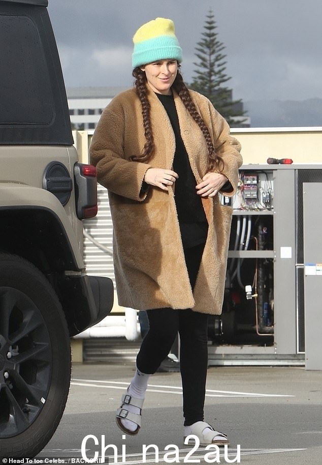 捆绑:34 岁的鲁默·威利斯 (Rumer Willis) 周一出去带她的狗去看洛杉矶的兽医