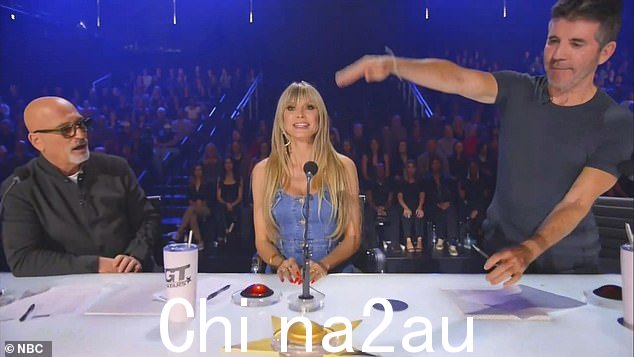 那一刻:当 Heidi Klum 和 Howie Mandel 看着时,Simon 站起来猛击他的金色蜂鸣器