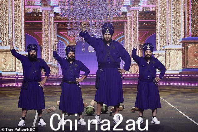 狂野套路:Bir Khalsa,来自印度的危险行为,其中一名蒙眼成员在一个人的脖子上将椰子掰成两半,然后用大锤砸碎另一个人周围的西瓜
