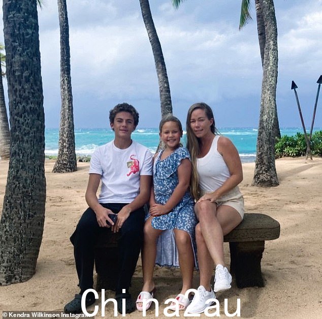 最近度假:这位电视名人最近分享了一张她和她的两个孩子去夏威夷度假时拍的罕见照片
