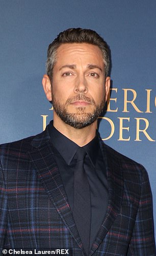 最新消息:42 岁的 Zachary Levi 周一晚上在 Twitter 上为他的父亲 Darrell Pugh 祈祷,他说他似乎正处于癌症斗争的最后阶段