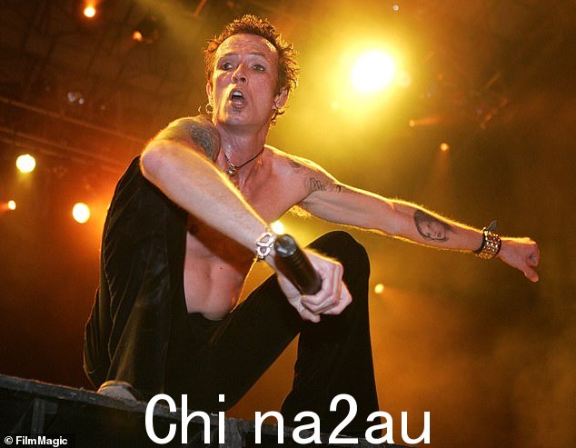 传说:Scott Weiland 在摇滚乐界被认为是一只混乱的变色龙,不断改变他华丽的形象并与药物滥用作斗争e. 2015 年,他因意外服药过量不幸死于旅游巴士上