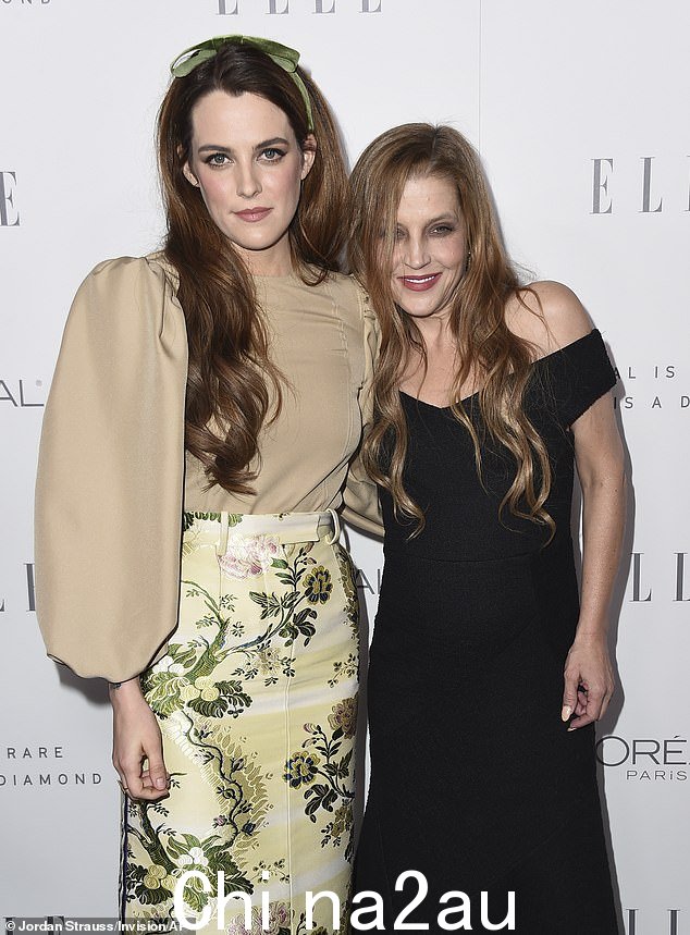 Riley Keough 于 2017 年 10 月与她的母亲合影