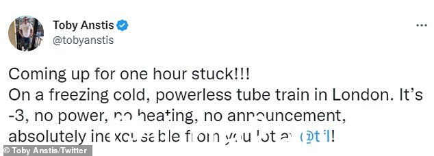 不久之后,他写道:'请@tfl 让这该死的火车开起来!灯熄灭了,天气很冷!这现在是完全不能接受的!!!'