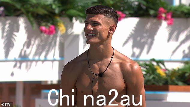 Under fire: Love Island 的 Haris Namani 已经被收看周一首播剧集的观众贴上了'不尊重'的标签