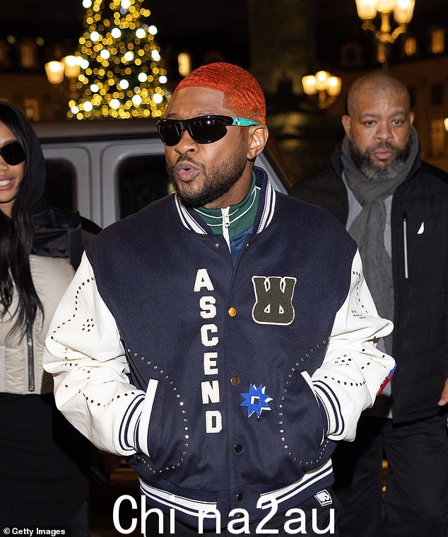 粗体:这位 44 岁的歌手的真名是 Usher Raymond IV,他在这个星光熠熠的活动中以醒目的橙色嗡嗡声吸引了众人的注意