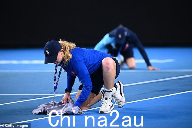 球童们疯狂地试图把球场弄干,但大雨导致比赛在晚上停止