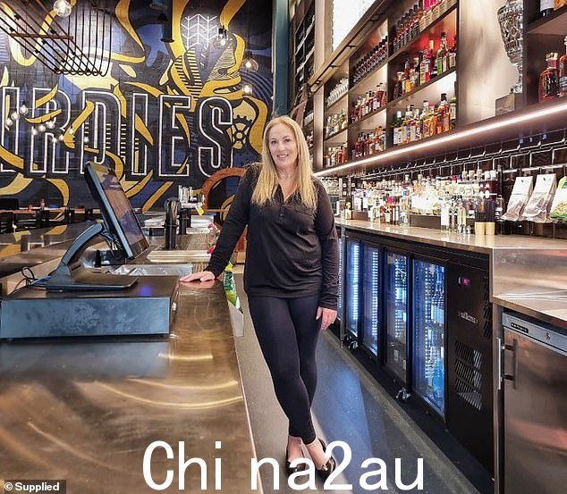 墨尔本酒吧老板 Stephanie Doyle 说 Birdie's Mini Golf and Sports 酒吧充斥着辱骂,因为一名调酒师抱怨他的工资被扣在 Reddit 上