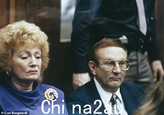Shari 在 Jeffrey Dahmer 的审判期间坐在 Lionel Dahmer 旁边