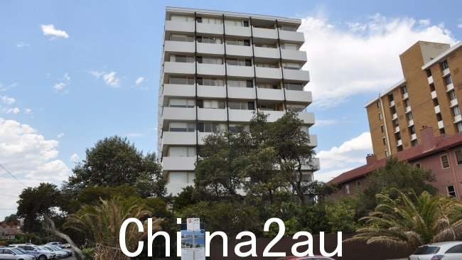 Middle 的公寓楼珍妮特·莫斯 (Jeanette Moss) 居住并被发现死亡的公园。图片:Victoria Police