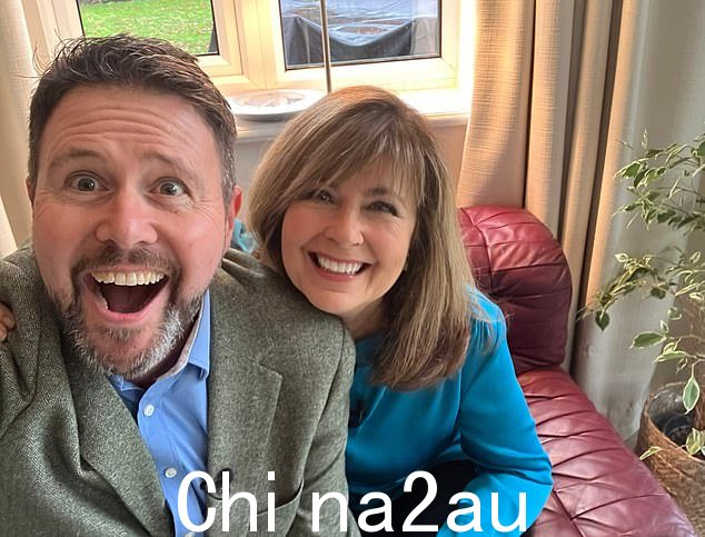 现任主持人乔恩·凯 (Jon Kay) 的任务是寻找最初的红色沙发,该节目曾在 1983 年 1 月推出该节目时使用过,当时被称为早餐时间 (BreakfastTime),并于今天透露,前主持人黛比·格林伍德 (Debbie Greenwood),对,仍然拥有它的一部分