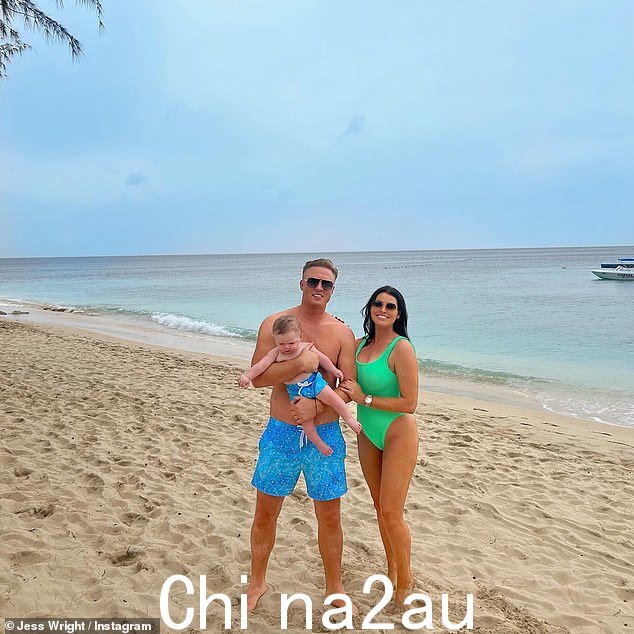 家庭:这位 37 岁的前 TOWIE 明星最近与丈夫 William Lee-Kemp 和他们的儿子 Presley 在巴巴多斯享受了一次豪华度假
