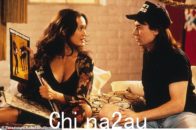 令人兴奋的角色:Tia 在 Wayne's World 中扮演 Cassandra,她是 Crucial Taunt 乐队的主唱和贝斯手,她必须为这个角色学习粤语