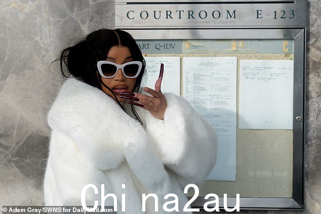 认罪协议还规定Cardi B向法庭提供DNA样本,并禁止她在三年内与本案受害人联系