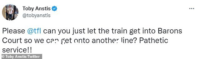 Standstill:他在 Twitter 上咆哮表达了他对延误的沮丧,最初是在早上 6 点 8 分写道:'目前在#piccadillyline 的火车上停滞了 15 分钟'