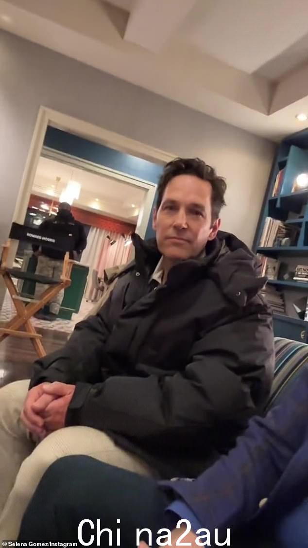 在那时候,Selena 将她的 iPhone 交给了金球奖提名人 Paul Rudd,他说:'好吧,我确实认为它可以变得更好一些'