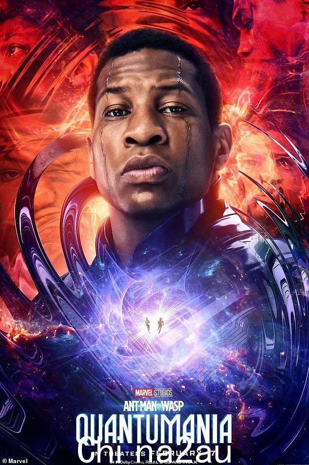 引人注目:Jonathan Majors 的海报突出了他角色明显的面部伤疤,包括从额头到眼睛,然后顺着脸颊延伸的匕首状伤痕