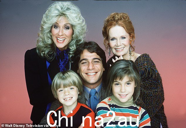 前童星:Pintauro与 Tony Danza、Judith Light、Alyssa Milano 和 Katherine Helmond 一起出演 Who's The Boss(摄于 1984 年)