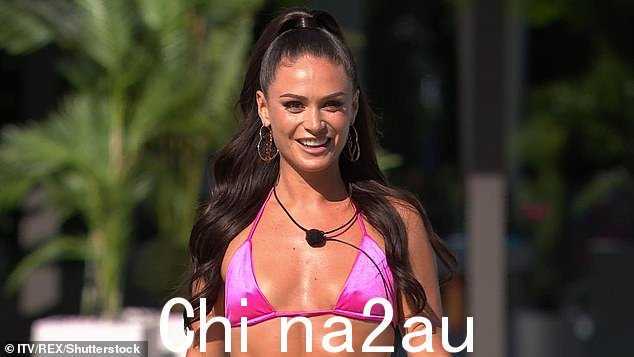 华丽:众所周知,这位黑发美女是米歇尔基冈的替身,并且是 TOWIE 的 Sam Faiers 的好朋友