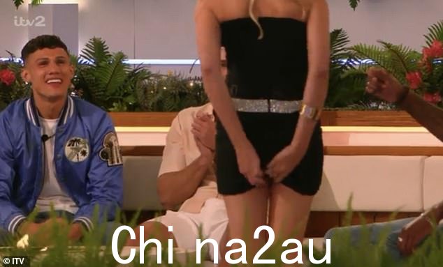 尴尬:周二,当金发美女拉娜詹金斯在她性感的大腿舞中出现尴尬的衣柜故障时,爱岛的粉丝们陷入了歇斯底里