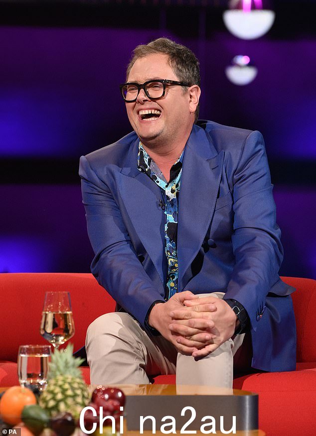 《每日邮报》了解到,在问题的中心,ITV 希望 Alan Carr(如图)担任新法官,而 Simon Cowell 则希望将这个角色交给他的长期 - time friend Bruno Tonioli