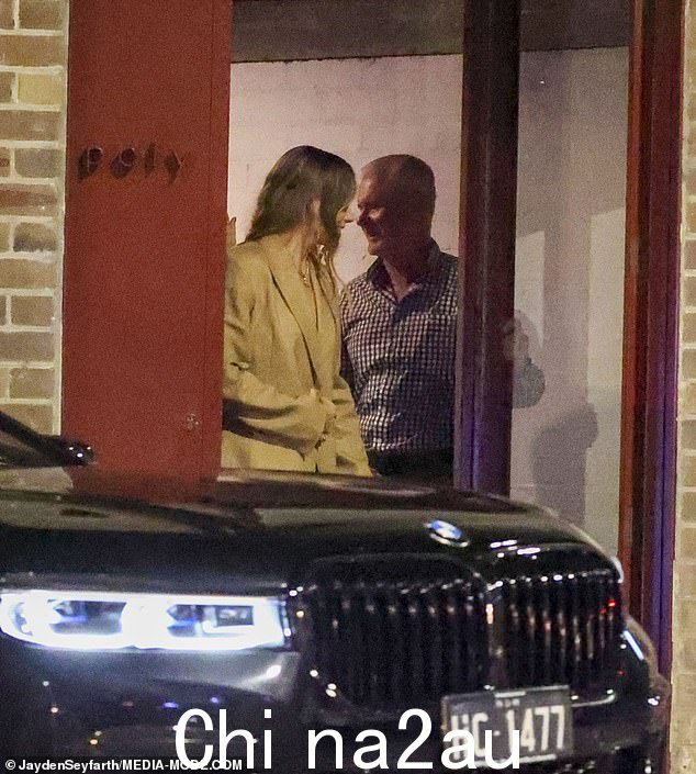 Margot 似乎在感谢一个男人,据说是一名员工,在他们离开酒吧时为他们开门