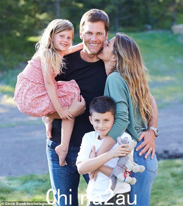 Gisele 和 Tom——他们在 10 月份离婚了——在分手前带着他们的孩子” class=