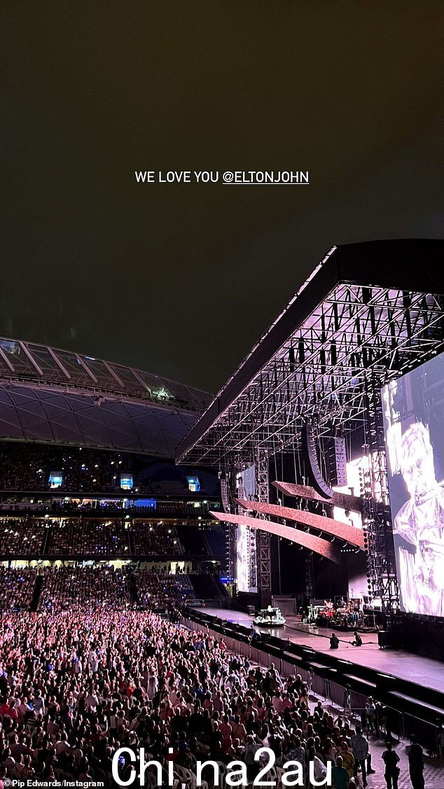 '我们爱你@EltonJohn,'她在舞台上这位传奇歌手的另一张照片上写道