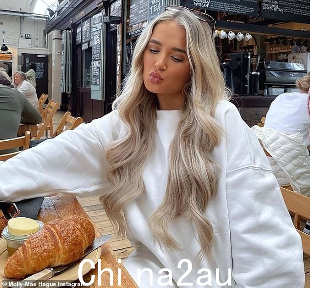 常态:她通常在他为她的数百万粉丝发布的迷人 Instagram 照片中留着长长的卷发