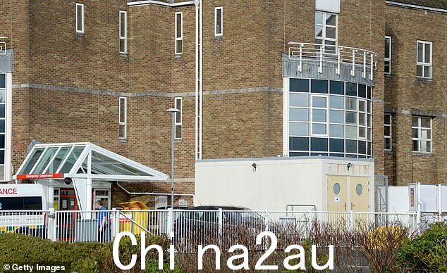 Dorset County Hospital 网站上的一条消息说:在 1 月 18 日星期三和 1 月 19 日星期四期间,住院患者的亲属和朋友可以在上午 10 点到晚上 8 点之间的任何时间访问普通住院病房,而不是局限于通常的病房探视时间