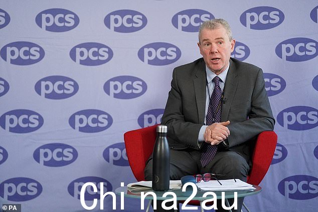 这是第一次由 Mark Serwotka(如图)领导的不同政府机构的 PCS 成员在最近的一次协调中同时进行罢工动荡时期。” class=