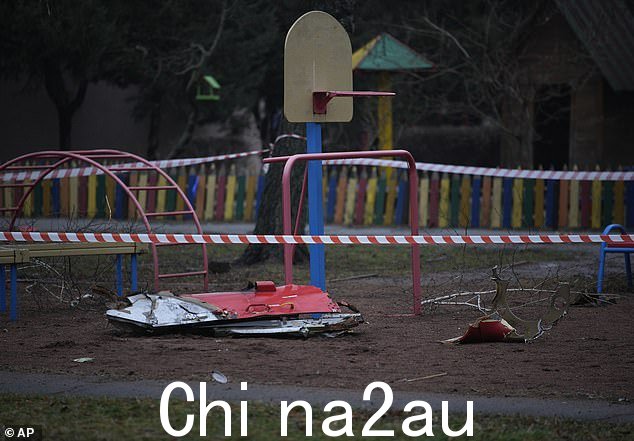 1 月 18 日,星期三,直升机在乌克兰布罗瓦里坠毁在民用基础设施上,在幼儿园里可以看到直升机的部件