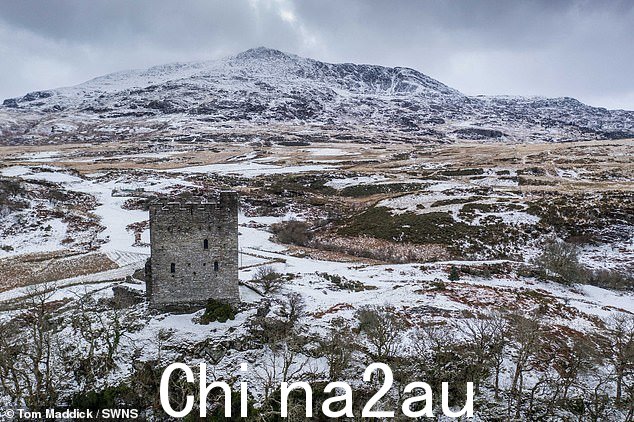 斯诺多尼亚国家公园脚下的多维德兰城堡被霜雪覆盖