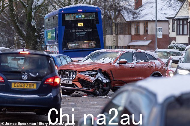 曼彻斯特两辆车在冰天雪地中相撞,至少一辆严重受损