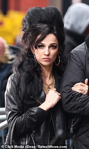 Transformation:Marisa 在片场被人看到留着 Amy 标志性的蜜蜂发型,旁边是演员 Eddie Marsan,他正在表演g Amy 的父亲 Mitch Winehouse