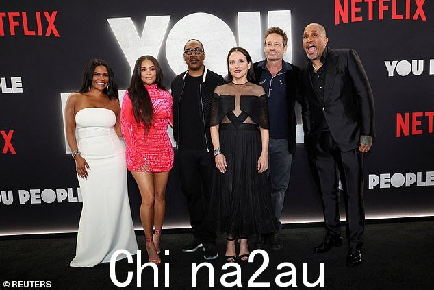 合影:Eddie 在首映式上与联合主演 Nia Long、Lauren London、Julia Louis-Dreyfus 和 David Duchovny 以及导演 Kenya Barris 合影
