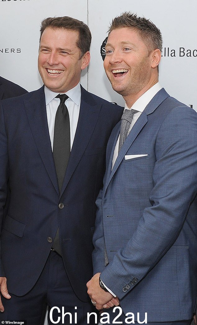前澳大利亚板球队长 Michael Clarke(右)和顶级电视主持人 Karl Stefanovic(左)2015 年在悉尼合影
