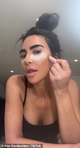 Contoured:使用她现已停产的 KKW Beauty 系列的轮廓棒,Kim 在她的颧骨下画了一条棕色粗线