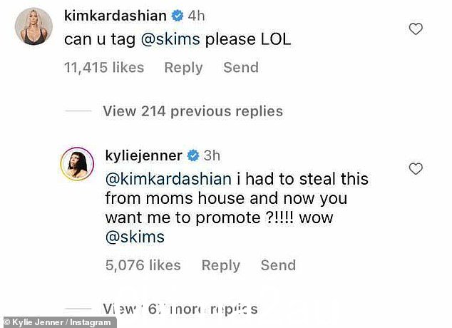 标签!不久之后,Kim 在评论区要求她的妹妹在帖子中“标记”她的品牌,这样粉丝们就会知道在哪里可以买到她正在摇摆的黑色紧身连衣裤