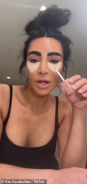 所有设置:Kim 在用纯白色粉末设置粘糊糊之前几乎没有混合它