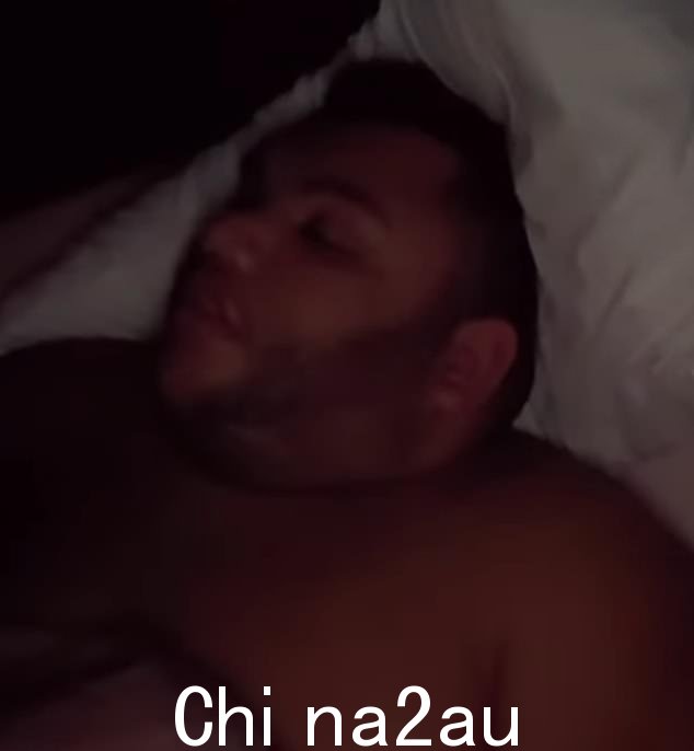 Sleepy:这位前模特在分享了一段自己的短片后遭到批评f 躺在她的大孩子旁边,她从住宅设施回到家中度过重要的一天