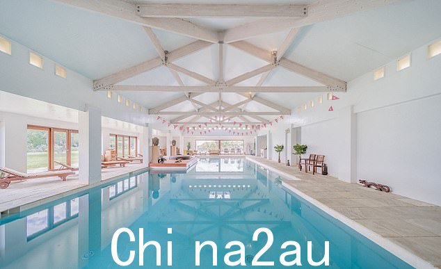 Winstone 庞大的 Essex 庄园包括两个游泳池(如图)和一个派对谷仓