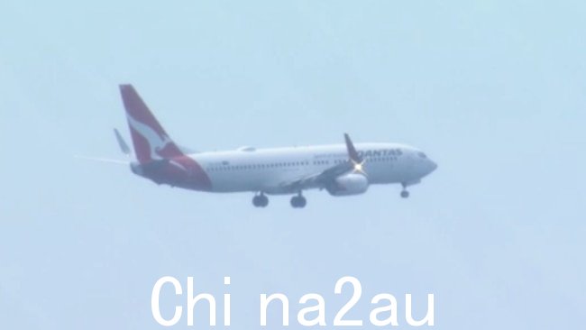 Qantas 航班上的机组人员在发出求救警报后安全降落,他们因处理“罕见”但至关重要的事件的方式而受到赞扬情况。