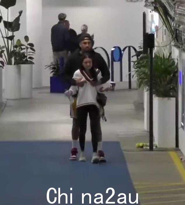 Nick Kyrgios 被拍到在澳大利亚公开赛上摸摸他的女朋友 Costeen Hatzi